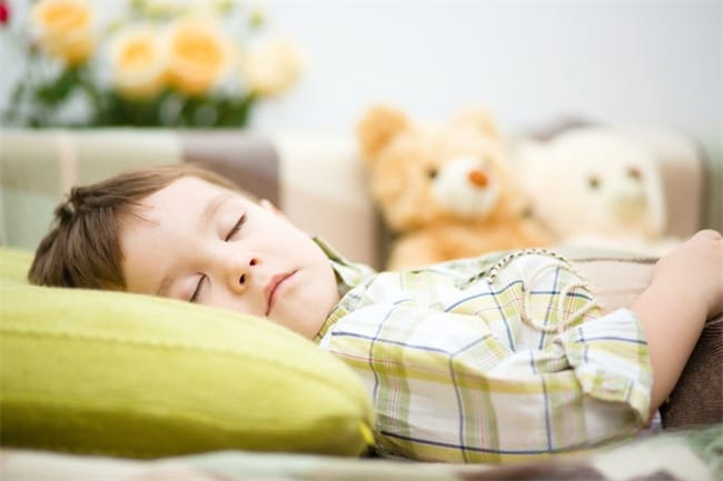 小孩有这几种表现暗示该用枕头了 孩子多大可以枕枕头