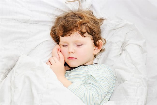 培养孩子自己睡觉的做法 如何培养小孩独立睡觉