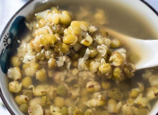 湿气重的人能喝绿豆汤吗 适量喝排毒消肿排出体内毒素