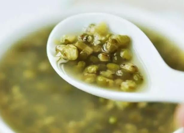 湿气重的人能喝绿豆汤吗 适量喝排毒消肿排出体内毒素