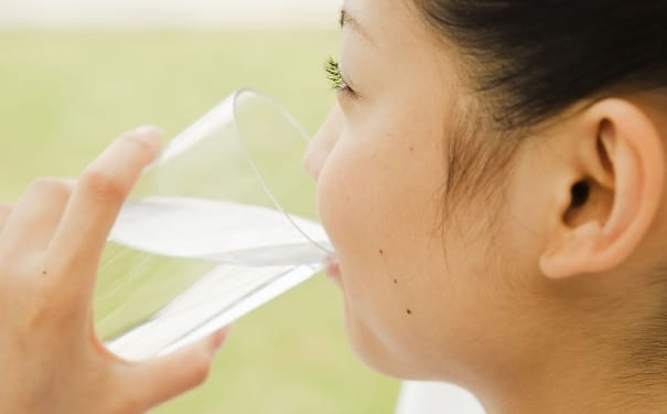 白开水喝多了会怎样？白开水喝多了会中毒吗？(1)