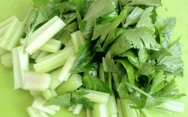 芹菜的八大营养价值是什么？吃芹菜的好处有哪些？(1)