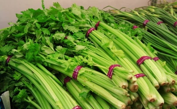 芹菜的养生作用有哪些？吃芹菜对健康的好处有哪些？(1)