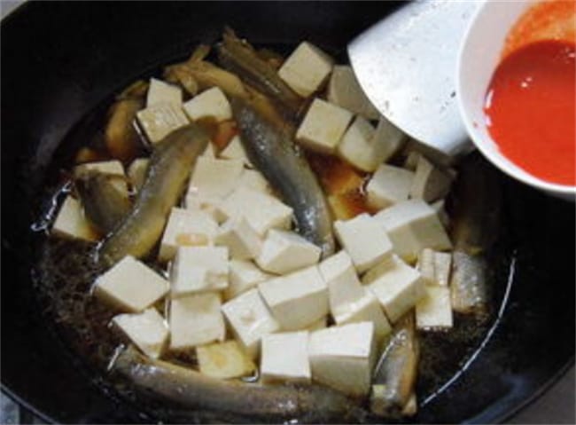 泥鳅炖豆腐怎么做好吃 泥鳅炖豆腐怎么做好吃又简单