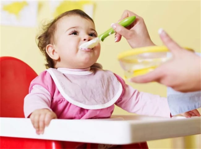 妈妈要怎样培养孩子自己吃饭的习惯 培养宝宝自主进食的习惯