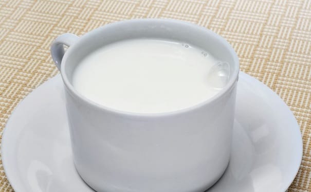 纯牛奶和酸奶哪个营养价值更高？喝奶类制品需要注意什么？(1)