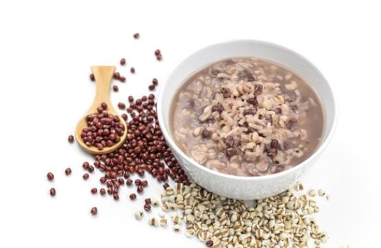 红豆薏米水经期可以喝吗 性寒过量喝刺激肠胃加重腹痛不适