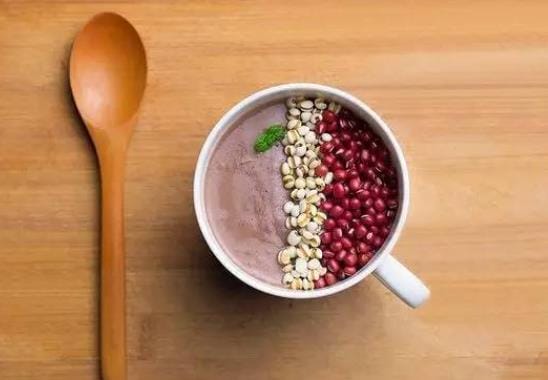 红豆薏米水一天喝多少合适 不超过500ml过量加重人体寒气