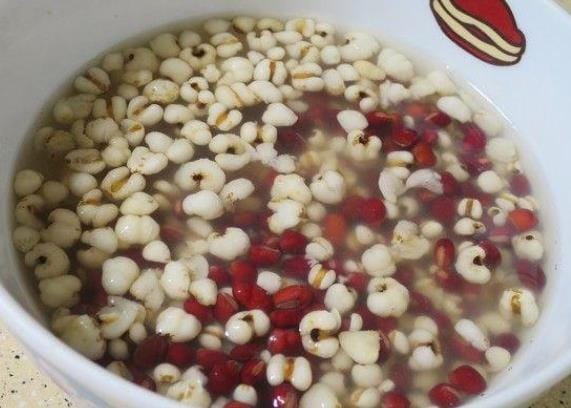 红豆薏米水经期可以喝吗 性寒过量喝刺激肠胃加重腹痛不适