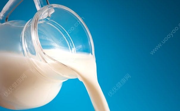 晚上空腹喝牛奶好吗？睡前喝牛奶好吗？(1)