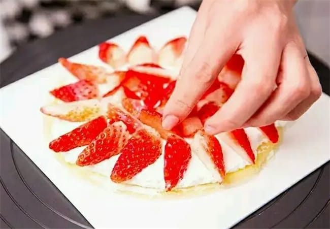 孩子爱吃的草莓蛋糕如何制作 草莓蛋糕怎么做才好吃