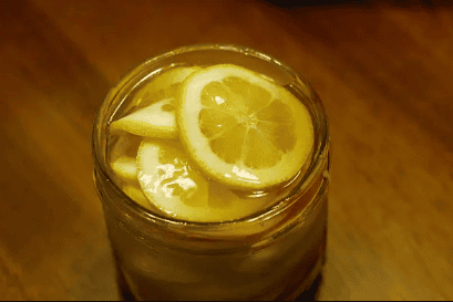 柠檬泡水喝有什么作用与功效2