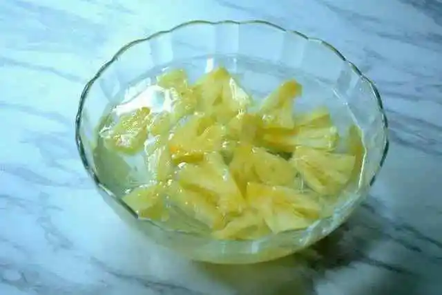 菠萝除了拿盐水泡还有其他方法吗 吃菠萝有什么技巧