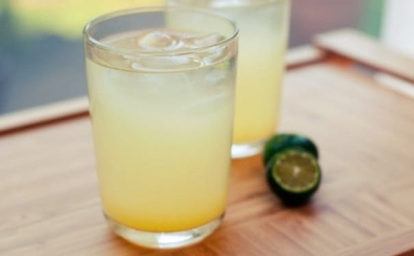 喝热柠檬水有什么功效？早晨喝杯热柠檬能瘦身美肤？(1)