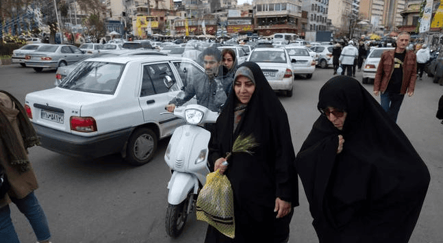 伊朗将安装摄像头识别未戴头巾女性 ！防止越来越多女性违反强制着装规定 ！-图1