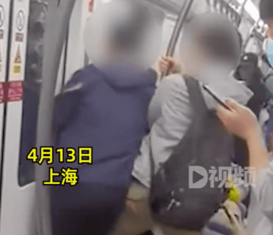 上海地铁2男子争抢车厢门前站位 ！拍摄者：从来没见过还有人抢站位的 ！-图1