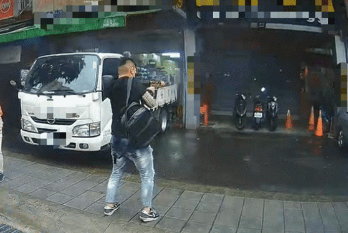 台湾17岁少年街头扫射42枪 ！投案后向警方透露“自己心情不好” ！-图1