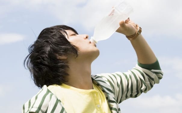 成年人每天应该喝多少水？每天喝多少水健康？(1)