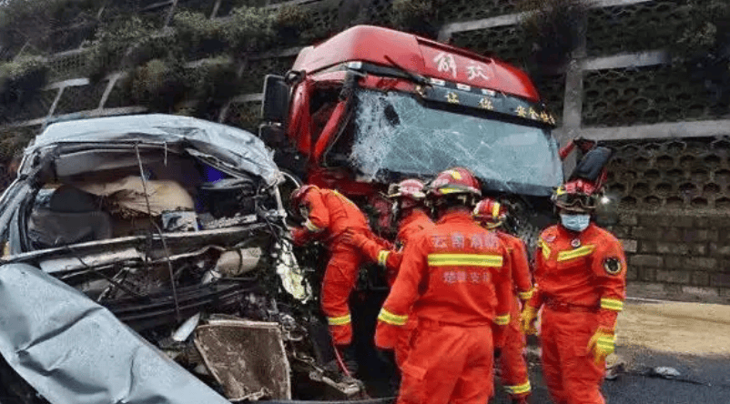 云南陆良县一货车与微型车相撞致7死2伤 ！-图1
