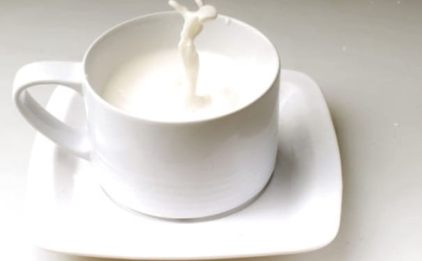 牛奶过期了还能不能喝？如何判断牛奶是否变质？(1)