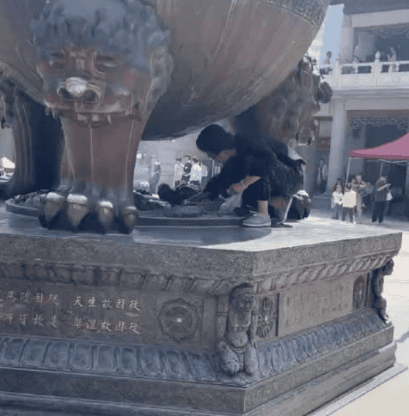 男子在上海静安寺捡祈福硬币!工作人员回应:不是工作人员,该行为是不允许的!-图1 男子在上海静安寺捡祈福硬币!工作人员回应:不是工作人员,该行为是不允许的!-图1
