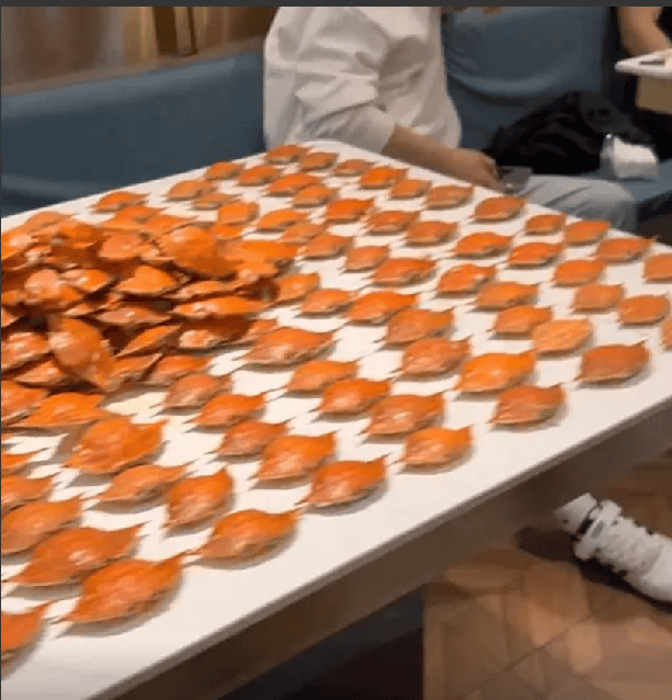 店家回应7人吃自助炫300多个螃蟹 ！就餐时间不超过2小时，这一桌吃了4小时 ！-图1