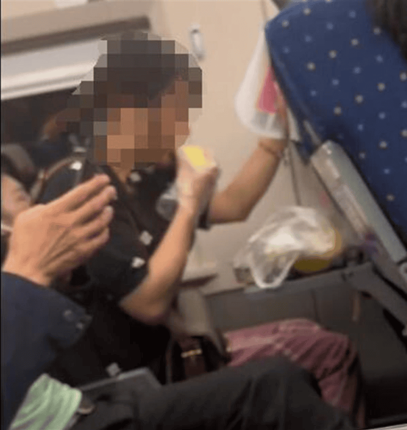 乘客吐槽女子在高铁上吃榴莲引发不满，整个车厢都臭了 ！-图1