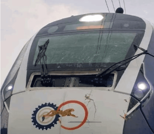 印度半高铁列车遭雷击:全车断电 ！最终被柴油机车拖走 ！-图1