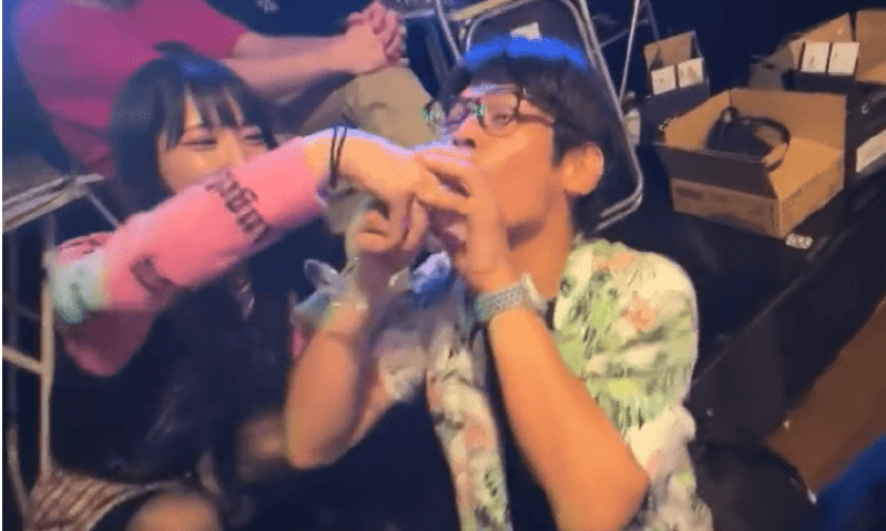 日本女团成员灌男粉丝喝洗洁精！视频已被下架仍引发热议 ！-图1
