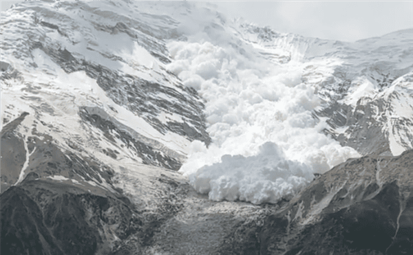 游客新疆旅游拍下雪崩全过程：壮观至极 众人尖叫 ！-图1