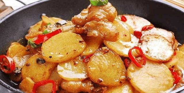 干锅土豆片怎么做才好吃,干锅麻辣土豆片饭店最好吃的做法图1