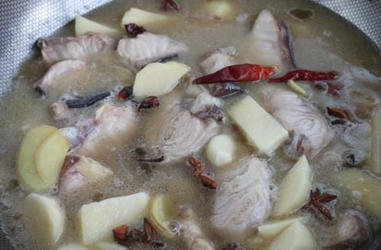 鳇鱼炖土豆的做法,冰冻的鲟鳇鱼怎么做好吃图3