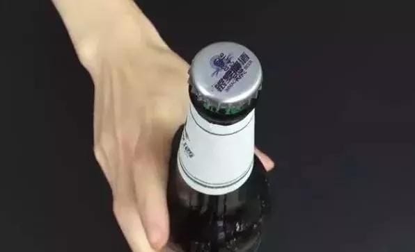 不用起盖器,如何掌握开啤酒瓶盖的技巧图1