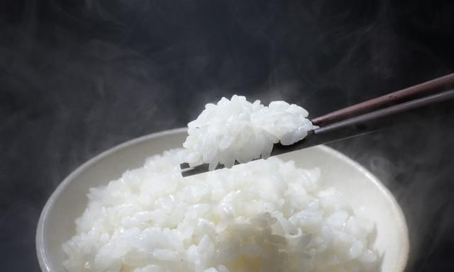 淀粉类食物放凉后再吃，血糖会下降吗？ 热米饭可以放冰箱里吗图1