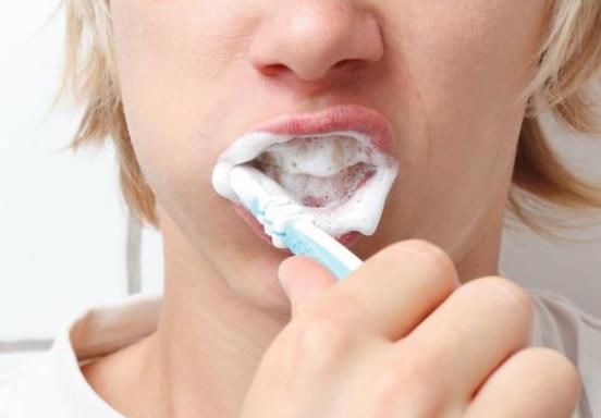 用盐刷牙有什么好处 清热消炎杀菌防止蛀牙缓解牙痛
