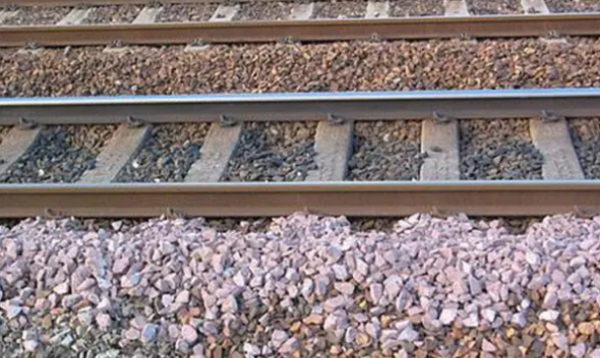 火车道上的石子的作用,为什么铁路上要铺石子而高铁不用图2