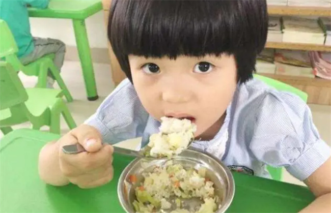 小孩不好好吃饭 不要烦躁 做到这几点孩子饮食习惯不会差