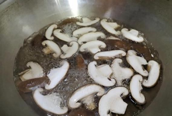 香菇几分钟能煮熟,鲜香菇煮多久能熟图1