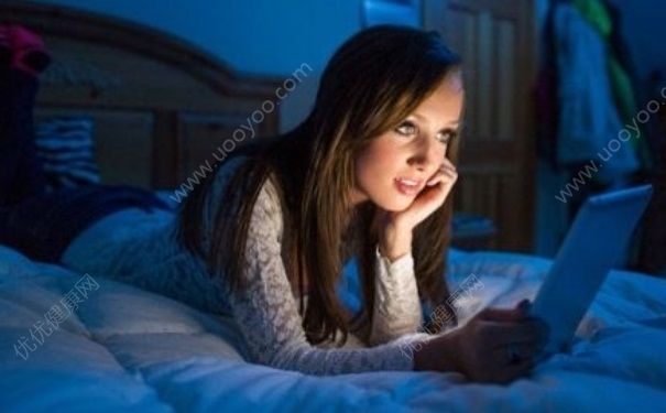 睡前玩手机有什么危害？睡前玩手机好不好？(6)