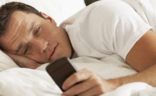 睡前玩手机有什么危害？睡前玩手机好不好？(1)