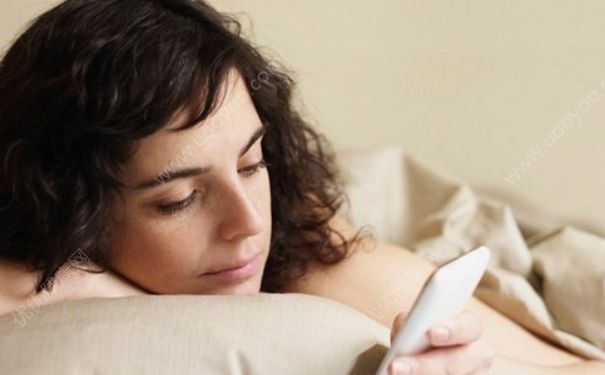 睡前玩手机有什么危害？睡前玩手机好不好？(4)