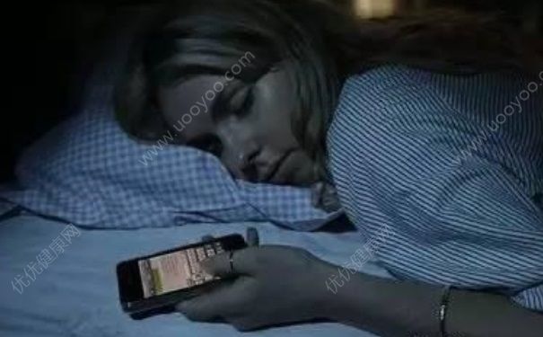 睡前玩手机有什么危害？睡前玩手机好不好？(3)