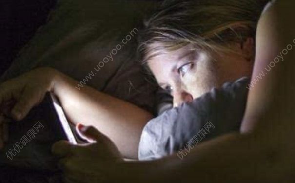 睡前玩手机有什么危害？睡前玩手机好不好？(5)