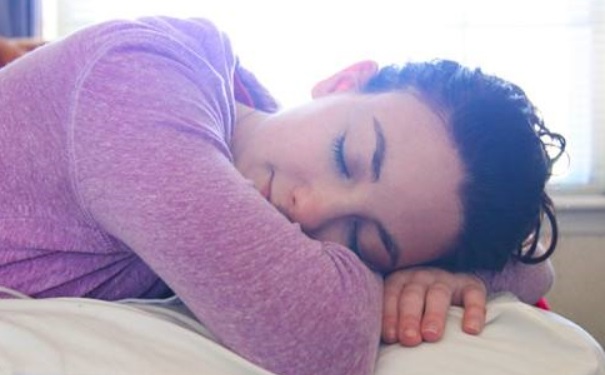 怎么睡觉才能预防落枕？用什么姿势睡觉不会落枕？(1)