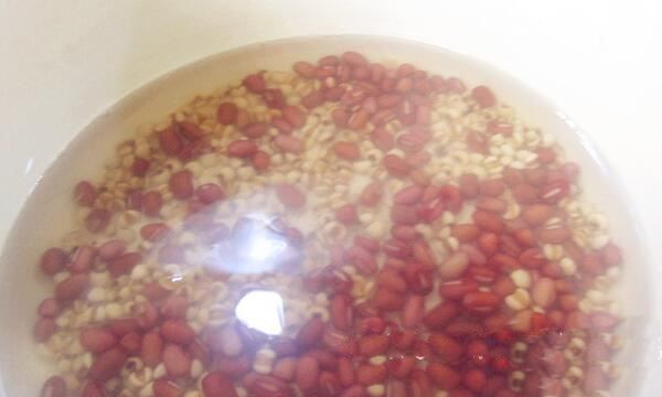 红豆薏米粥的配比,红豆薏米水怎么煮去湿气效果好图3
