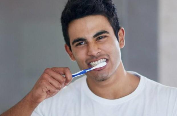 没有牙刷怎么刷牙 没开封的牙膏过期能刷牙吗