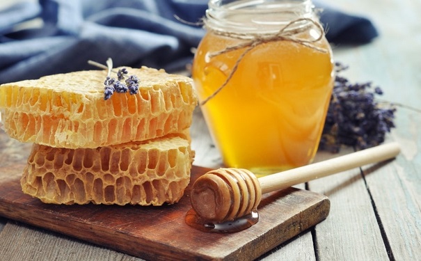 早上还是晚上喝蜂蜜水好？什么时候喝蜂蜜水好？(1)