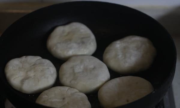 榨菜煎饼家常做法,如何在家做出香喷喷的杂粮煎饼图24