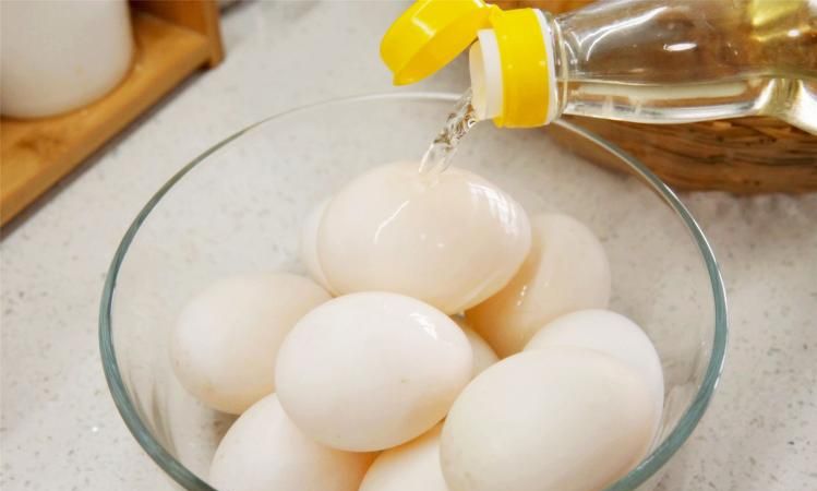 鸭蛋的腌制方法,鸭蛋如何腌制不咸又出油图1