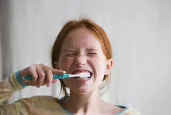 睡前不刷牙的危害是什么 冷光美白牙齿后应该怎样刷牙